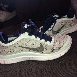 Women’s Nike tennis shoes